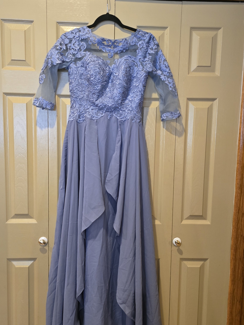 Elegant Lace Appliqué Long Sleeve Formal Dress in Light Dusty Lavender